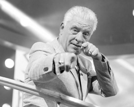 Известен британски водещ почина от грип