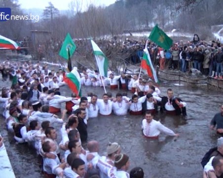 Калофер започна да се готви за мъжкото хоро! Ето как ВИДЕО