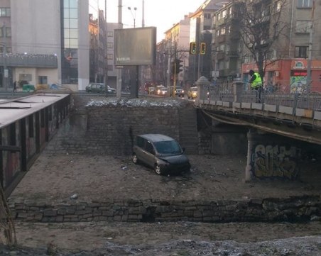 Каскада или нагло паркиране: Кола се озова до канала на бул. 