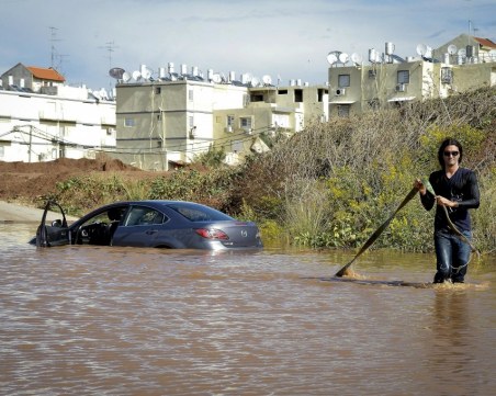 Наводненията в Израел взеха жертви