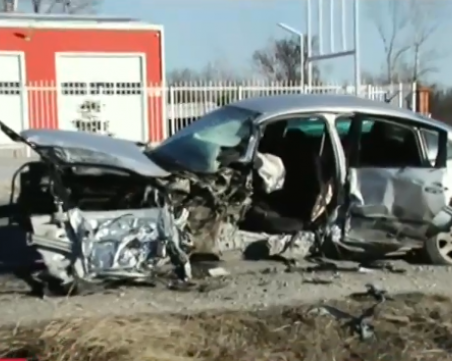 Шофьор заспа на волана и се блъсна челно в БМВ край Пловдив