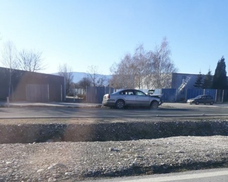 След челния удар: Колите са смачкани, пожарната рязала ламарини, за да извади шофьора