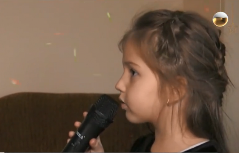 5-годишно момиченце пее на 5 езика