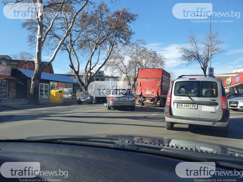 Две коли и бус се удариха на главен булевард в Пловдив