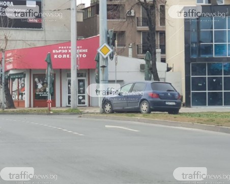 22-годишна жена била зад волана на пежото, пропуснала кръговото