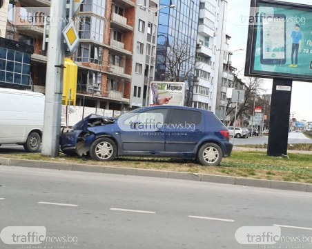 Кола се вряза в стълб край панаира