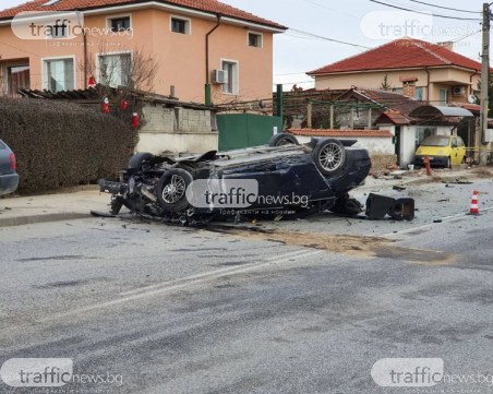 Мъж от Калековец изкъртил вратата на БМВ-то и помагал на шофьора, докато дойде линейка