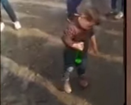 Алкохолизират невръстно дете! Малчуганът се поклаща с бутилка в ръка