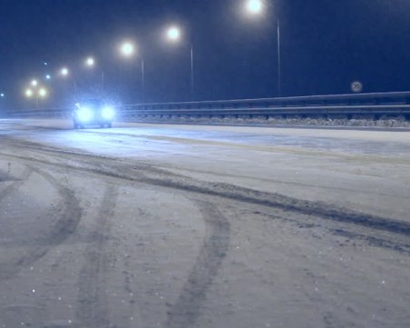 Сняг вали на магистралите, ограничават движението!