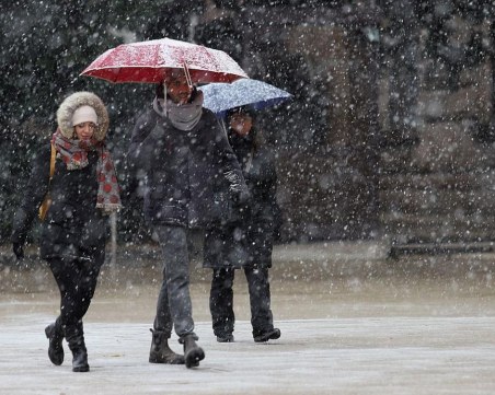 Студ и сняг ни връхлитат днес