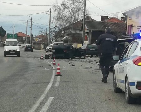 Зверска катастрофа край Пловдив! Кола се преобърна по таван