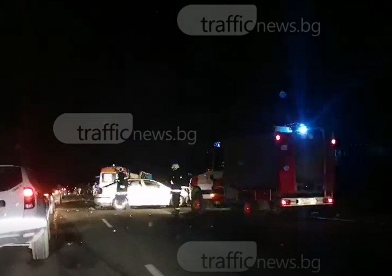 Четири коли се разбиха по пътя Пловдив - Карлово! Пожарникари режат ламарините