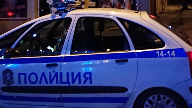 Среднощен екшън във Велико Търново: Пиян шофьор се заби в дърво пред сградата на общината