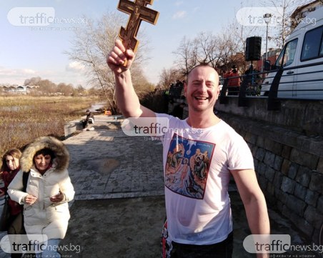 37-годишен пловдивчанин хвана Богоявленския кръст в река Марица