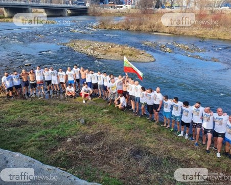 54 пловдивчани се хвърлят за кръста в река Марица НА ЖИВО