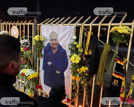 Фенове на Ботев почетоха паметта на Тоско пред Колежа