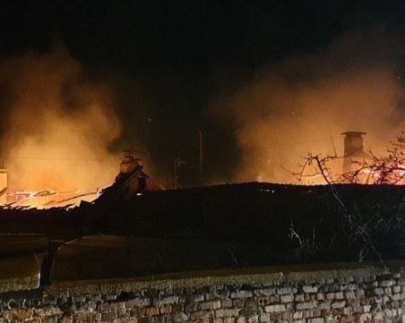 Голям пожар изпепели къща в казанлъшко село