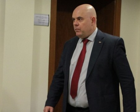 Иван Гешев отказа срещата си с Корнелия Нинова