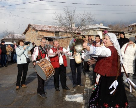 Къпят младите булки край Пловдив с ледена вода