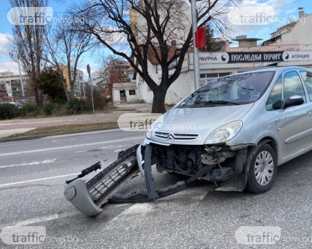 Кола се натресе в автобус на пловдивски булевард, движението е затруднено