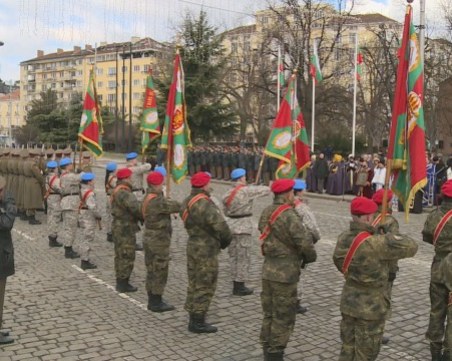 Патриарх Неофит освети бойните знамена на армията