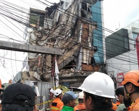 Пететажна сграда се срути в Джакарта, има ранени