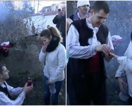 Предложение за брак по време на мъжкото хоро в Калофер