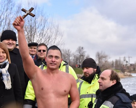 Треньор по плуване на деца хвана кръста в София