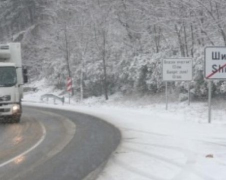 Трима шофьори закъсаха на прохода Шипка