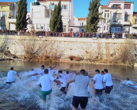 Вижте кой хвана кръста в Асеновград