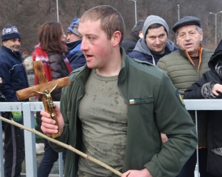 Военен грабна Богоявленския кръст в Смолян