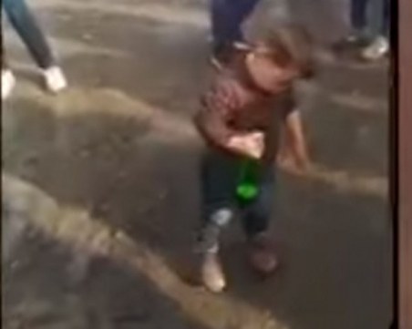 Арестуваха бащата на 2-годишното дете, което беше карано да пие алкохол