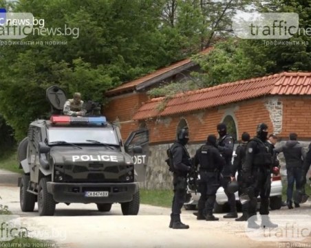 Барети и жандармерия нахлуха в село край София, откриха бойно снаряжение