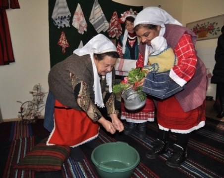 Днес празнуваме Бабинден - посветен на възрастните жени