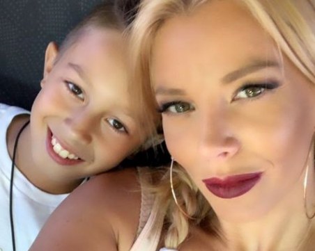 Емилия с мило пожелание за имения ден на сина си