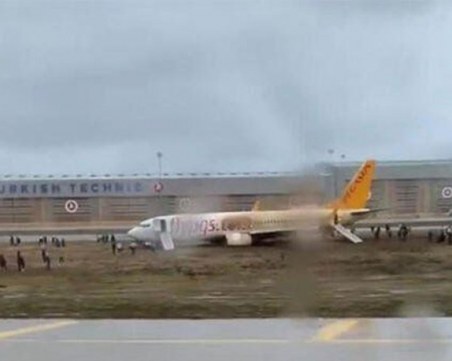 Инцидент с пътнически самолет на летище в Истанбул