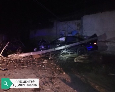 Кола се заби в стълб в Борец! Мъж е пострадал