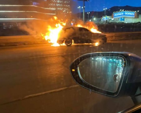 Кола се запали в движение на Околовръстното в София