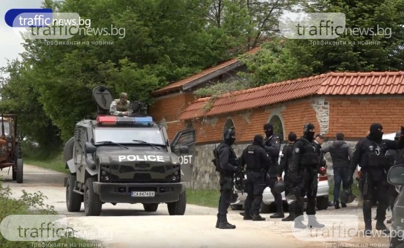 Барети и жандармерия нахлуха в село край София, откриха бойно снаряжение