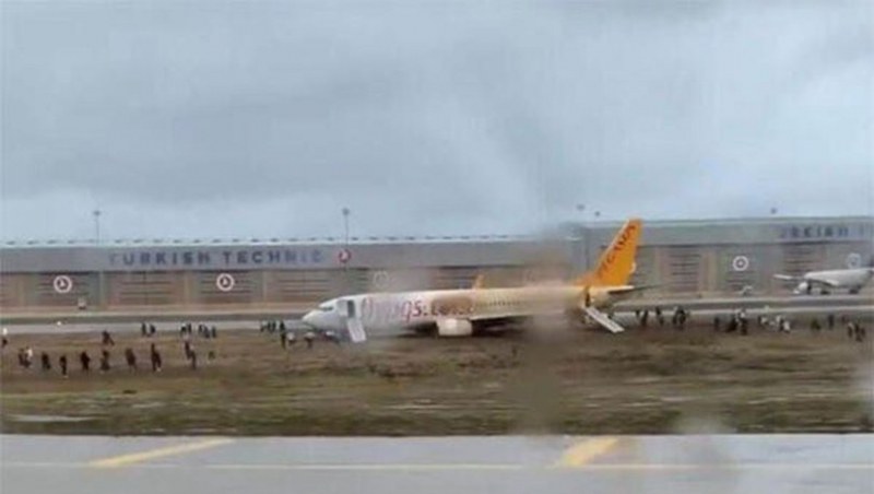 Инцидент с пътнически самолет на летище в Истанбул