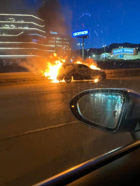 Кола се запали в движение на Околовръстното в София
