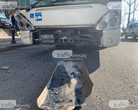 Автобус и кола се сблъскаха на последна спирка в 