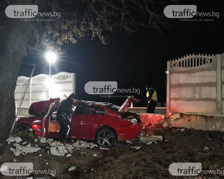 Издирват шофьора на БМВ-то, забило се в ограда на къща край Пловдив