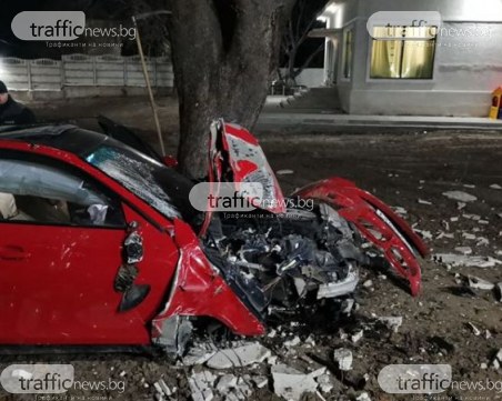 Кола се вряза в къща край Пловдив, шофьорът избяга