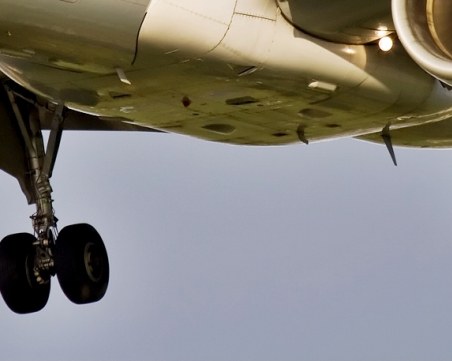 Откриха труп на дете под колесника на самолет в Париж