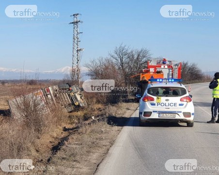 Тир се обърна край Пловдив, шофьорът загина намясто