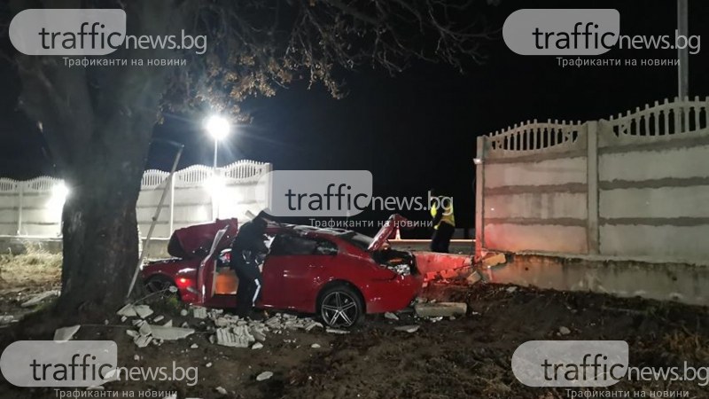 Издирват шофьора на БМВ-то, забило се в ограда на къща край Пловдив