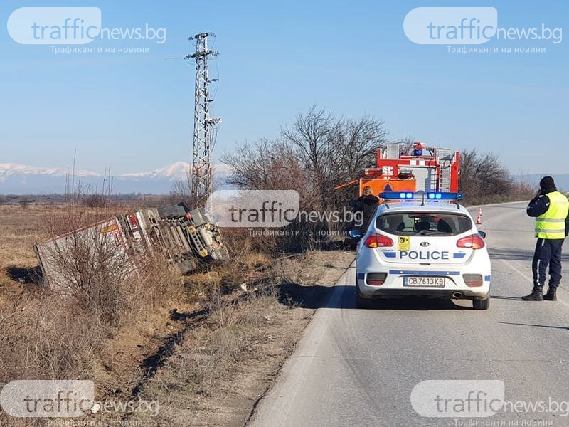 Тир се обърна край Пловдив, шофьорът загина намясто