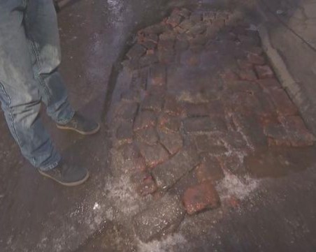 Направи си сам: Столичани ремонтират улицата си, пълнят кратерите те с тухли