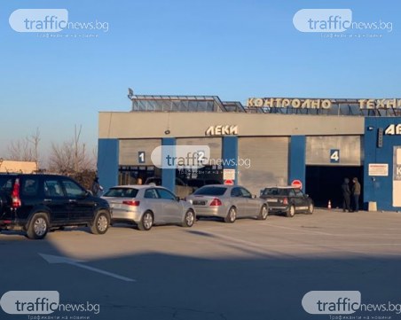 Пловдивчанка на опашка пред КАТ: Работата спря, чакаме цял час в студа